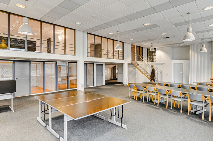 Inne i kontorsbyggnaden på Vikdalsgränd 10B i Nacka