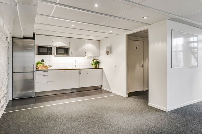 Inne i kontorsbyggnaden på Vikdalsgränd 10B i Nacka