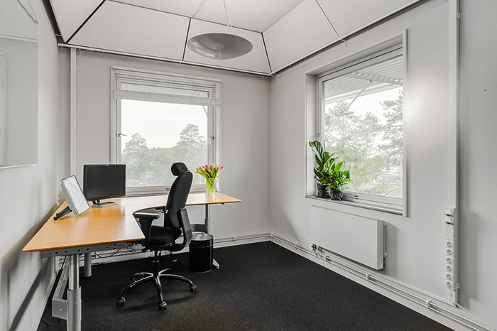 Inne i kontorsbyggnaden på Vikdalsgränd 10B i Nacka